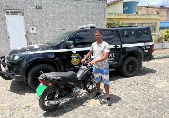 Delegacia de Santana do Ipanema recupera e devolve moto furtada