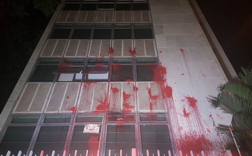 Prédio de Cármen Lúcia em Belo Horizonte é pichado com tinta vermelha