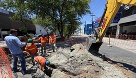 Obra de recuperação de drenagem interdita via no Poço