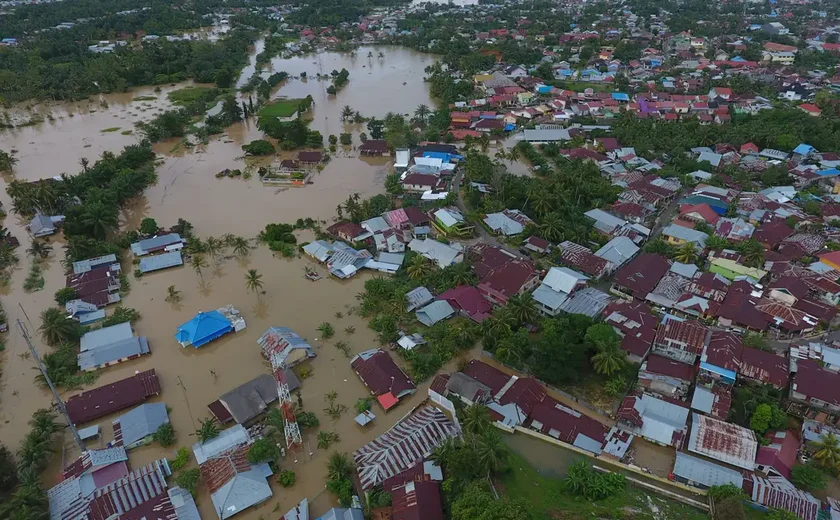 Enchentes na Indonésia deixaram mais de 1 mil mortos e 1,2 milhão de desabrigados