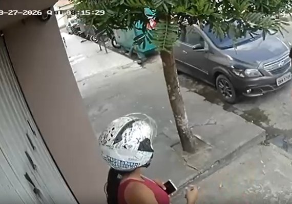 Dupla em motocicleta assalta mulher em plena luz do dia em Arapiraca