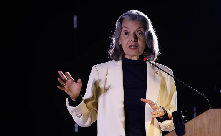 Carmén Lúcia: 'ditadura é como erva daninha que precisa ser cortada'