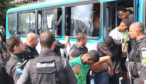 Ônibus são incendiados em vias após ação da PM com 40 presos no RJ