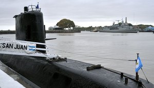 Argentinos abraçam familiares de tripulantes de submarino desaparecido