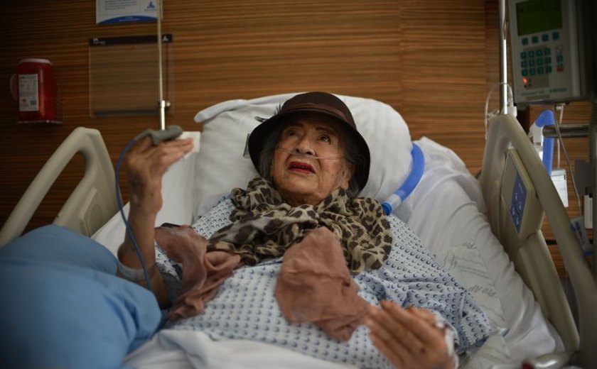 Mexicana de 87 anos sobrevive 32 horas sob escombros do terremoto