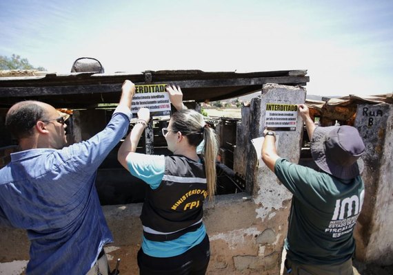 FPI notifica secretaria e interdita pocilga comunitária em Pão de Açúcar