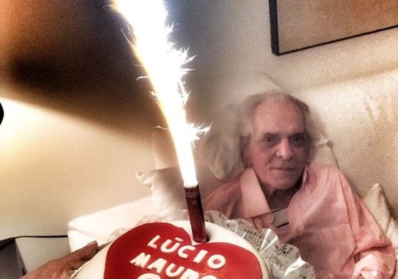 Lúcio Mauro comemora 90 anos com direito a bolo e festa