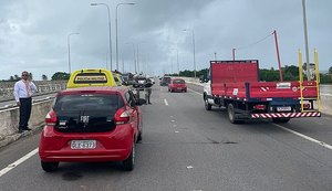 Engavetamento deixa trânsito lento na Ponte Divaldo Suruagy