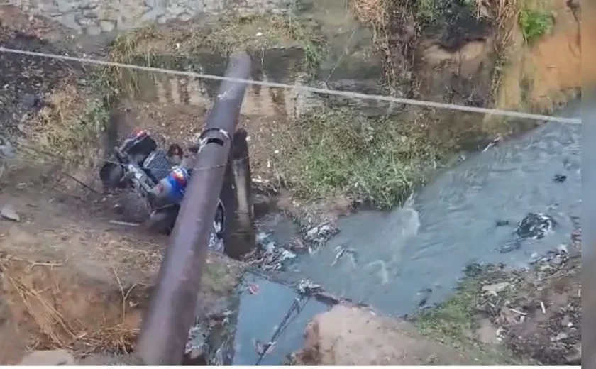 Motorista perde controle do veículo, colide em poste e cai em ribanceira na Avenida Leste-Oeste