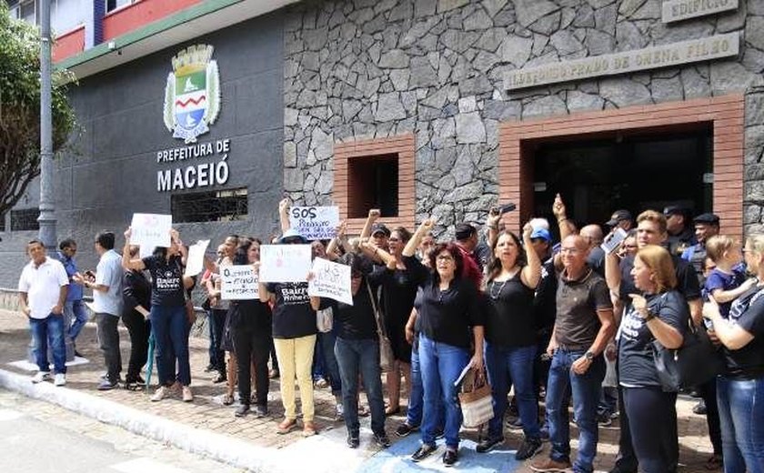 Moradores do Pinheiro protestam na porta da Prefeitura de Maceió