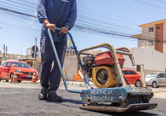 Prefeitura aplica 1.500 toneladas de asfalto em mais de 90 ruas em novembro