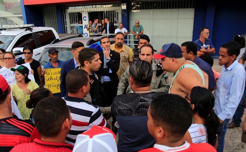Reunião fechada do MP sobre Pinheiro tem protesto e tumulto na porta