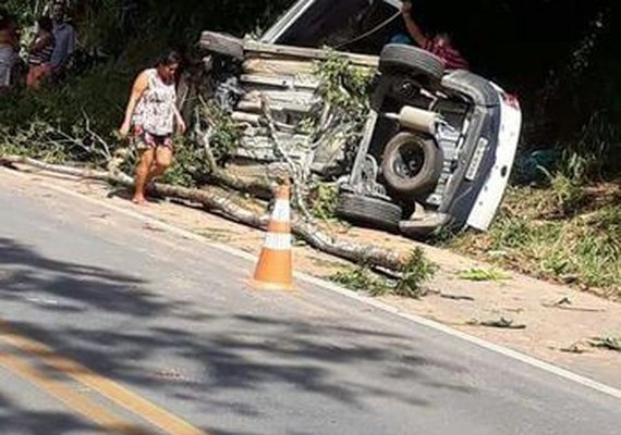 Capotamento com carro da Eletrobras deixa duas pessoas feridas