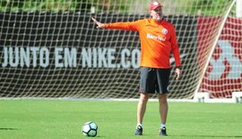 Sem meio time, Internacional busca solução para encarar o Corinthians