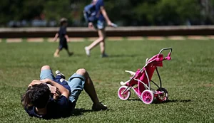 Estudo aponta que pais estão menos presentes na criação de filhos
