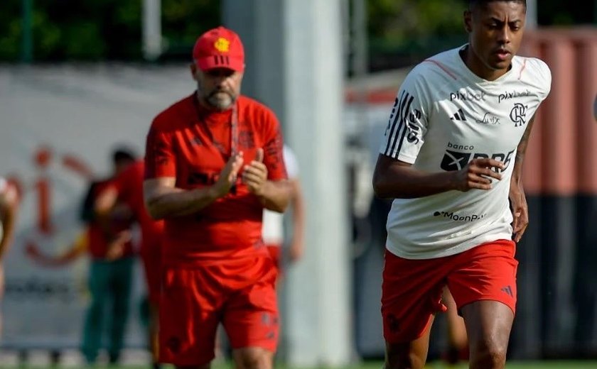 Bruno Henrique retorna aos treinos com elenco do Flamengo após se recuperar de lesão no joelho