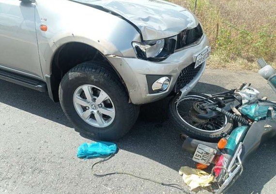 Motociclista morre ao ser atingido por caminhonete em Olho d'Água das Flores