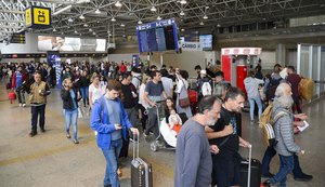 Feriado prolongado movimenta estradas e aeroportos em todo o país
