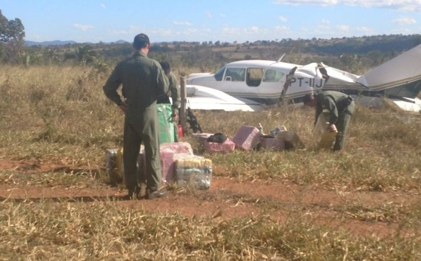 Vídeo mostra policiais se aproximarem de avião com mais de 500 kg de cocaína em Jussara