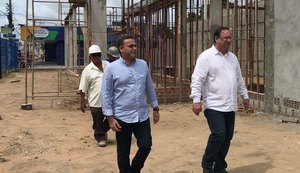 Luciano Barbosa vistoria obras de teatro e biblioteca no CEI em Arapiraca