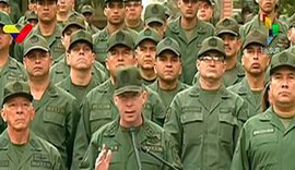 Militares juram lealdade a Maduro e rechaçam 'ingerência externa'