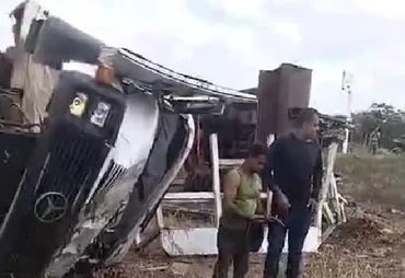 Caminhão com retroescavadeira capota e interdita trecho da AL-220 em Jaramataia