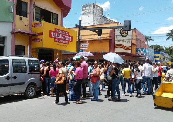 Servidores municipais ocupam prédio da Câmara de Vereadores de Arapiraca