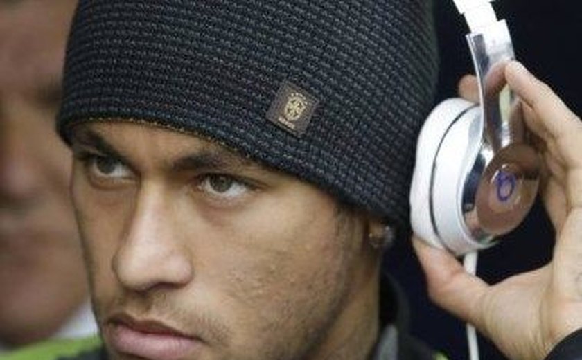 Neymar alfineta Chris Brown após cantor seguir Marquezine em rede social