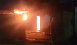 Incêndio destrói casa no Conjunto Bosque dos Palmares, em Rio Largo
