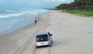 Carro é flagrado na areia da Praia do Francês e prática proibida volta a chamar atenção