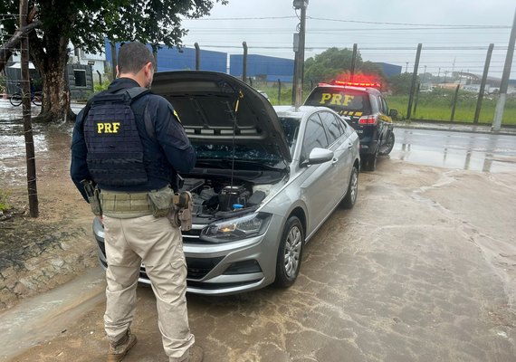 PRF prende mulher por adulteração de sinal identificador de veículo automotor, em Maceió