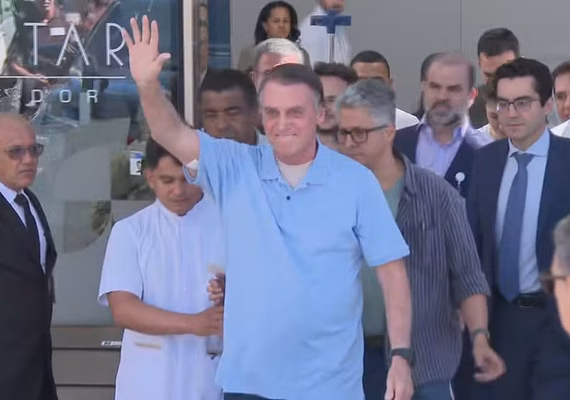 Jair Bolsonaro tem alta após três semanas internado em hospital de Brasília