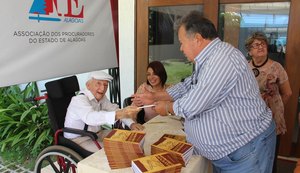 APE homenageia procuradoras e lança livro durante café da manhã