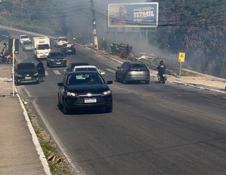Corpo de Bombeiros combate incêndio em vegetação na Avenida Rotary