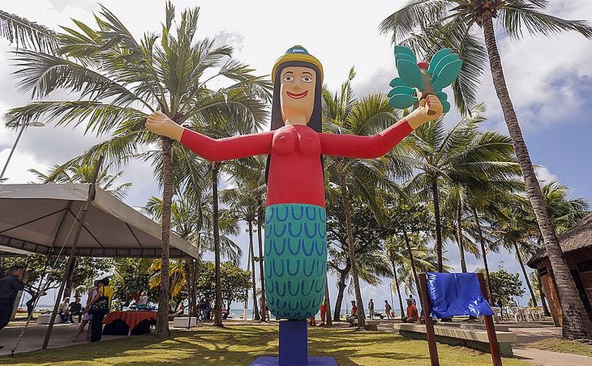 Sereia gigante da Praia de Pajuçara é depredada por vândalos