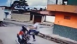 Jovem reage a assalto e dá 'voadora' em bandido em Maceió