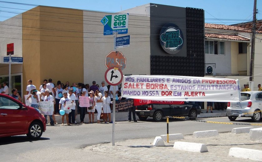 Familiares de professora atropelada e morta realizam ato