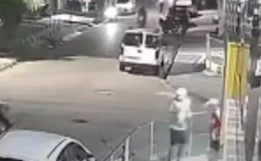 Homens de moto efetuam disparos contra grupo em calçada de Maceió