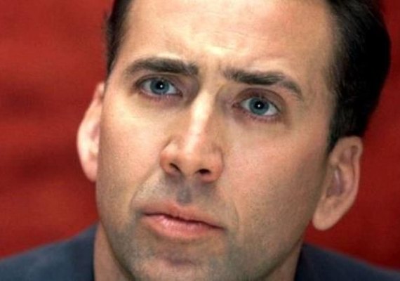 Cage torrou R$ 500 milhões com esqueleto de dinossauro, castelos e itens bizarros