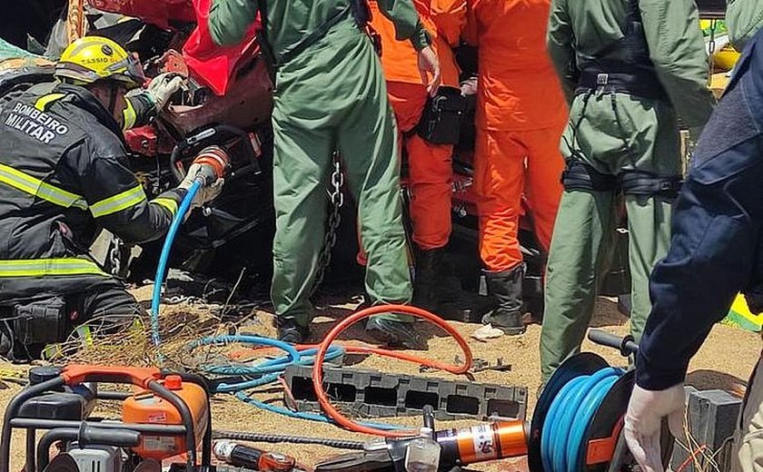 Duas pessoas ficam presas às ferragens após dois caminhões baterem de frente no sertão de AL