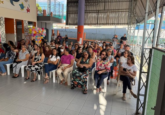 Alunos participam de manhã especial na escola para fortalecer laços entre avós e netos