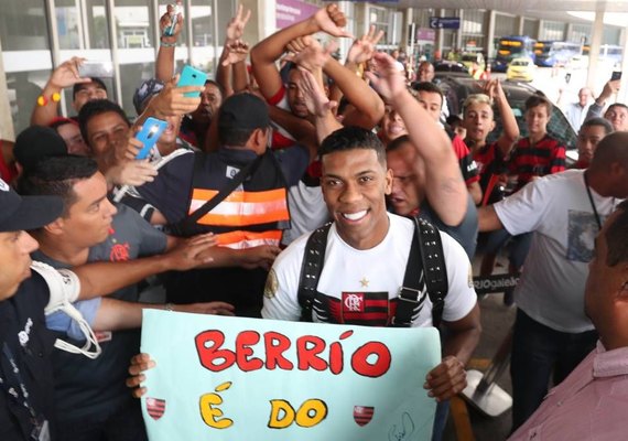 Berrío desembarca no Rio de Janeiro para assinar com o Flamengo