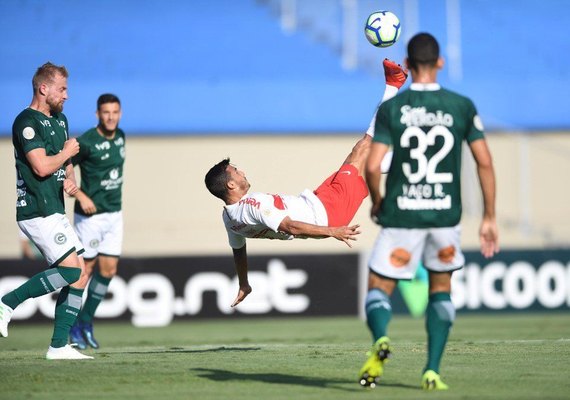 Com um jogador a mais, Internacional sofre virada para o Goiás no Serra Dourada