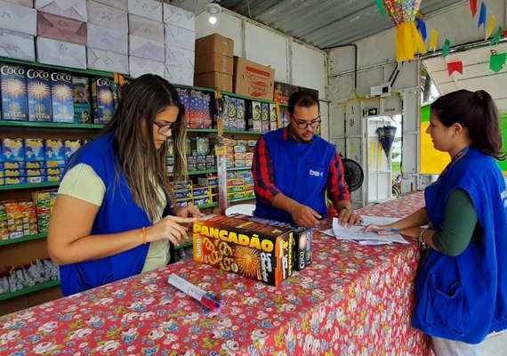 São João: Procon Alagoas fiscaliza barracas de fogos e de comidas típicas