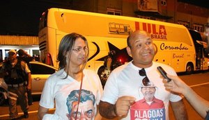 Em Maceió, admiradores tentam registros com ex-presidente Lula