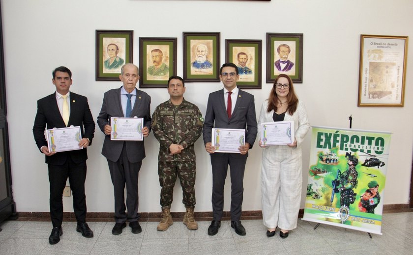Corregedor e juízes da CGJ são homenageados pelo Exército Brasileiro