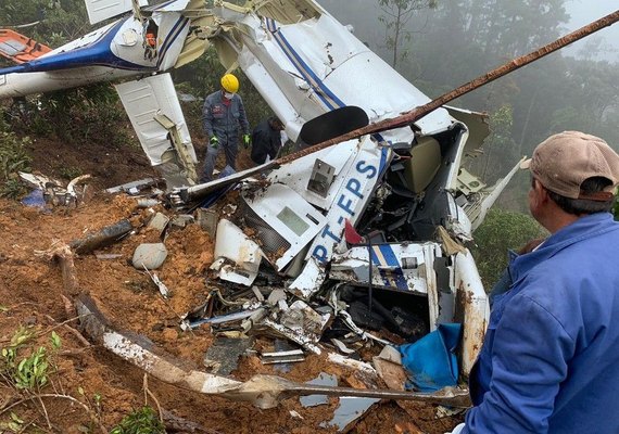Dois corpos são resgatados em escombros após queda de helicóptero