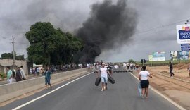 Rodovia AL-220 é bloqueada por moradores de loteamento em Campo Alegre