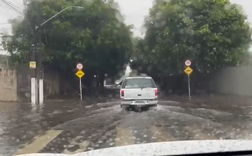 Chuvas provocam alagamentos e transtornos no trânsito em Maceió