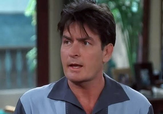 Vizinha invade casa de Charlie Sheen e tenta estrangular astro da série ‘Two And a Half Men’